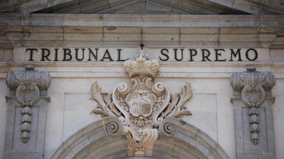El Tribunal Supremo rechaza que tirar una bola de papel a un empleado sea abuso de autoridad