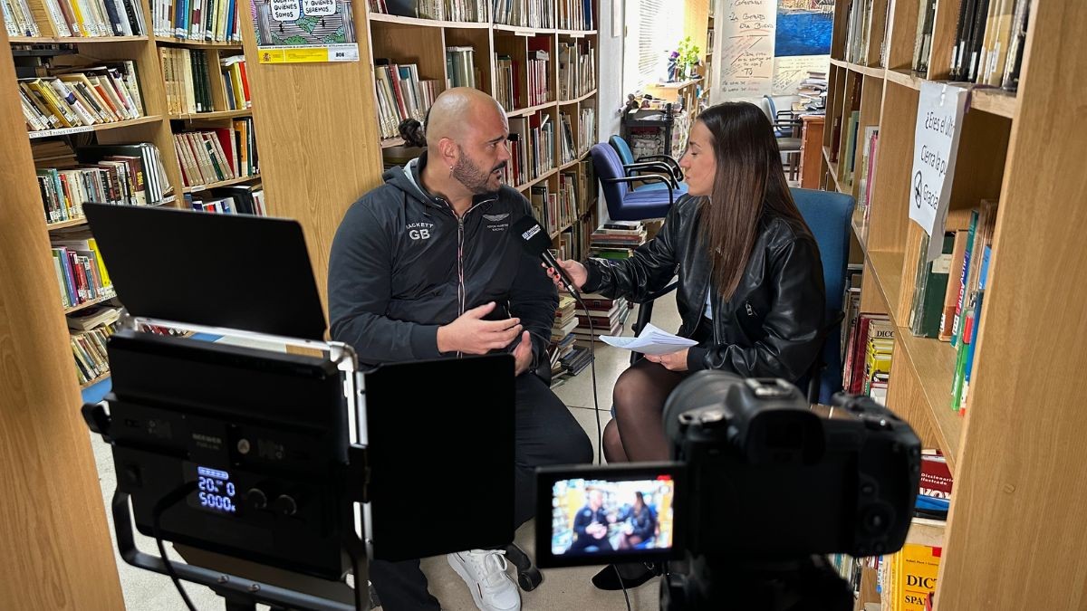 David Perera durante la entrevista en su lugar de trabajo, la Biblioteca del Centro Penitenciario El Acebuche