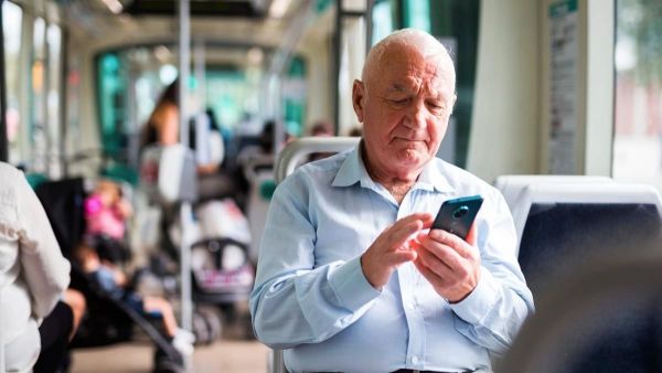 Jubilados consulta su movil