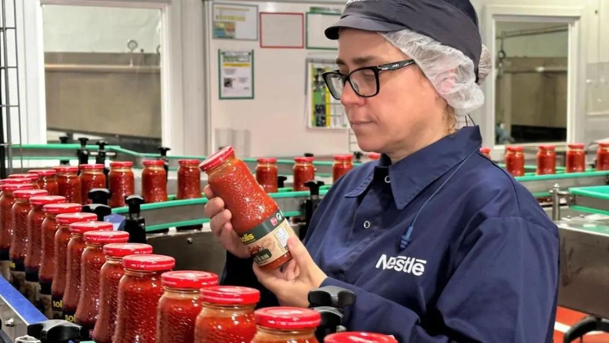 Nestlé necesita personal con urgencia: empleo fijo, teletrabajo y sueldo de hasta 3.900 euros 