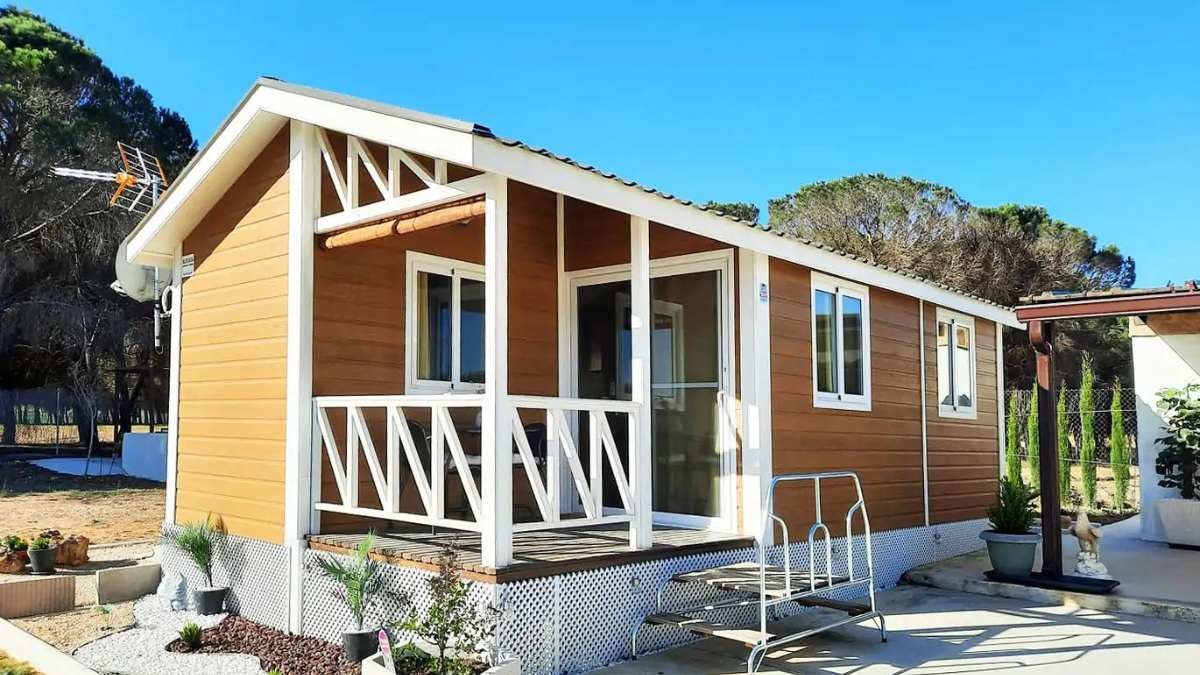 Esta casa prefabricada se vende lista para vivir: con muebles, electrodomésticos y luces LED