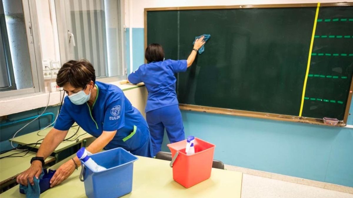 Dos limpiadoras trabajando