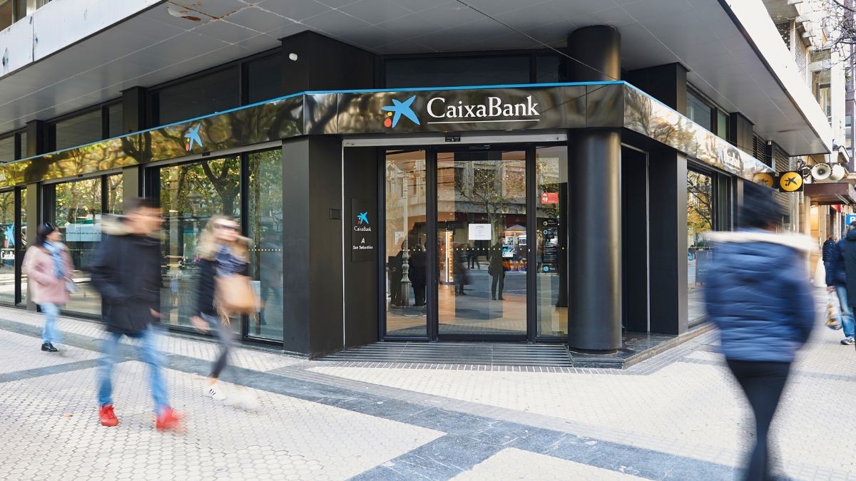 CaixaBank ofrece prácticas remuneradas para universitarios: requisitos y duración
