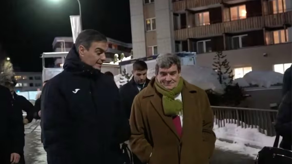 Dónde conseguir el casi agotado abrigo de Pedro Sánchez que ha lucido en Davos