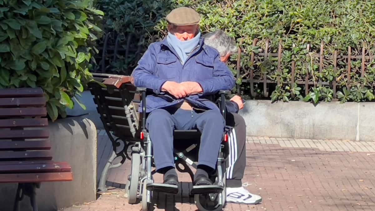un pensionista mayor con incapacidad permanente