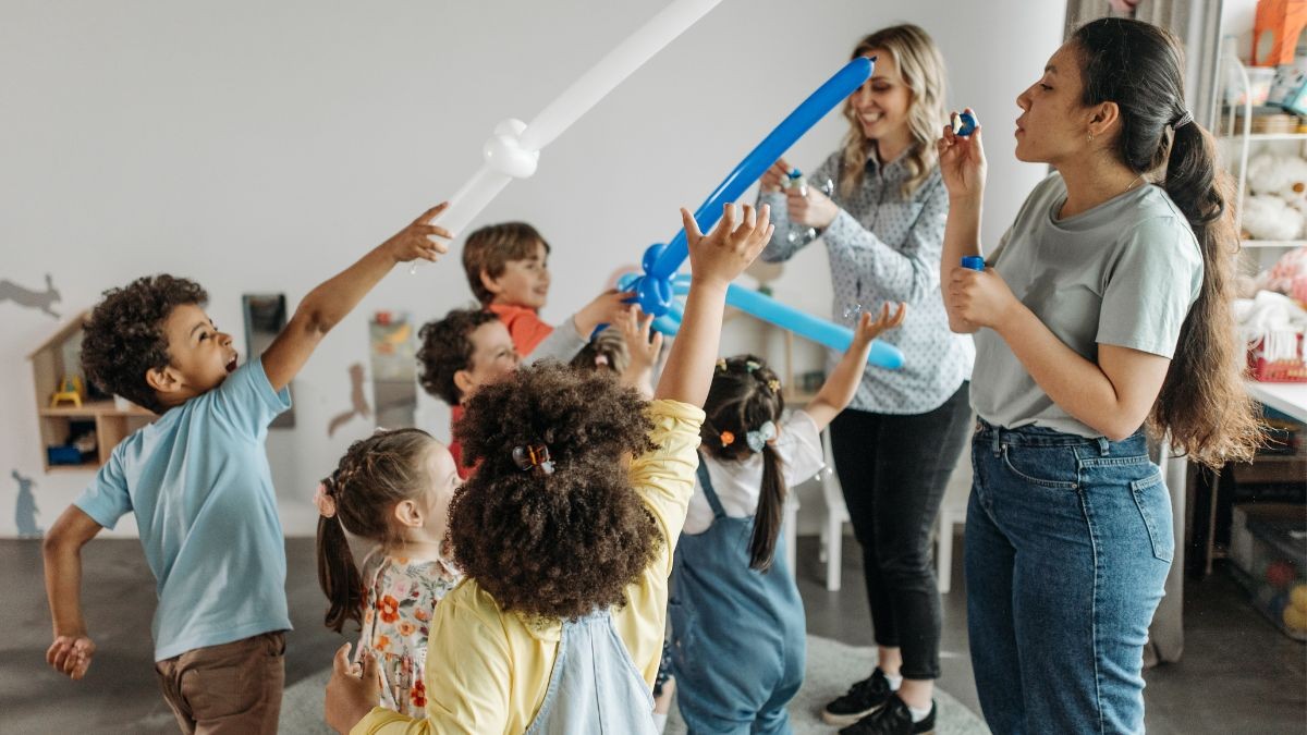 Dos maestras de infantil en un aula.