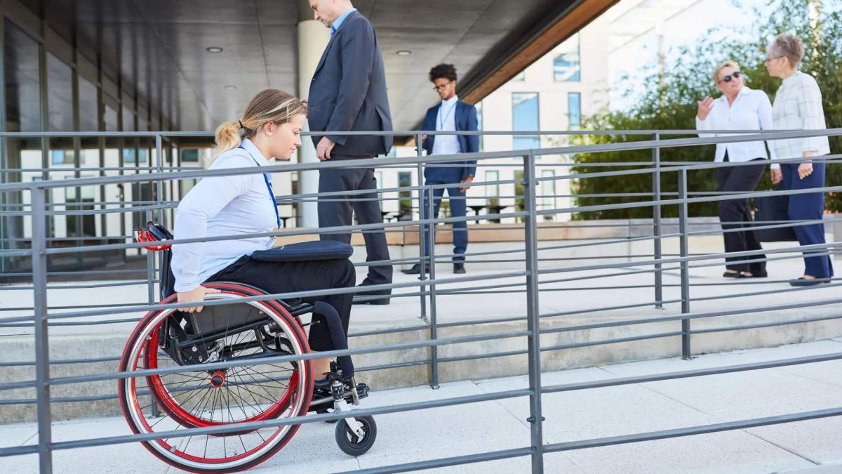 mujer en silla de ruedas con incapacidad