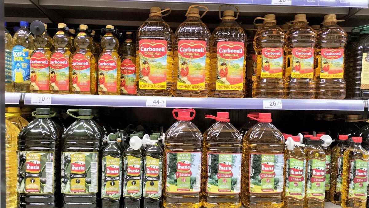 El supermercado que rompe el precio del aceite de oliva: menos de 6 euros la botella de Carbonell