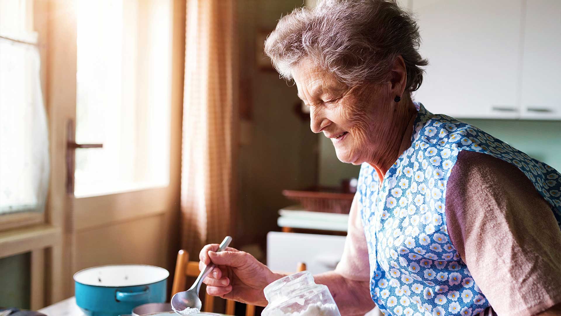 Las ayudas que pueden solicitar las amas de casa mayores de 52 años en 2024