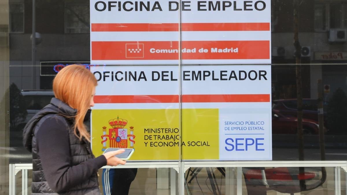 Las ayudas de 480 euros del SEPE que puedes pedir en 2024 si tienes más de 45 años