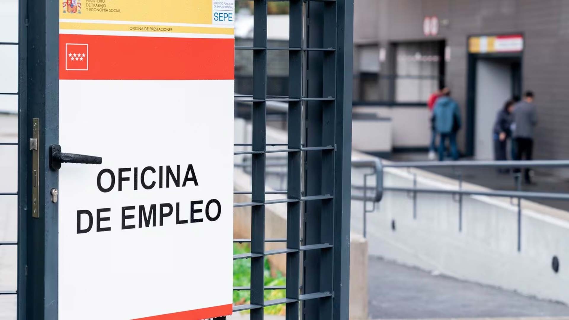 La ayuda de casi 500 euros del SEPE que puede cobrar casi 3 años si cumples este requisito