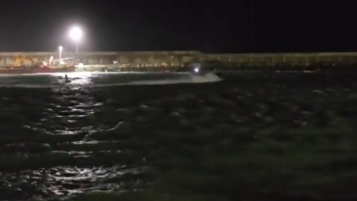 Mueren tres guardias civiles tras ser arrollados por una narcolancha en la costa de Cádiz