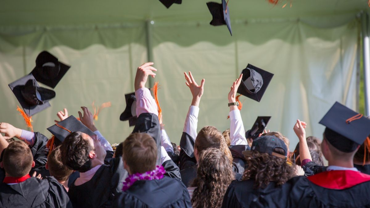 Estudiantes celebrando una graduación