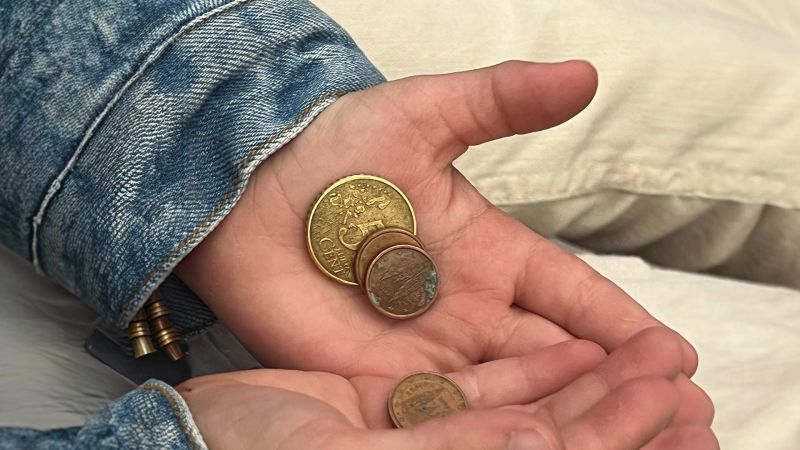 manos de un niño con dinero