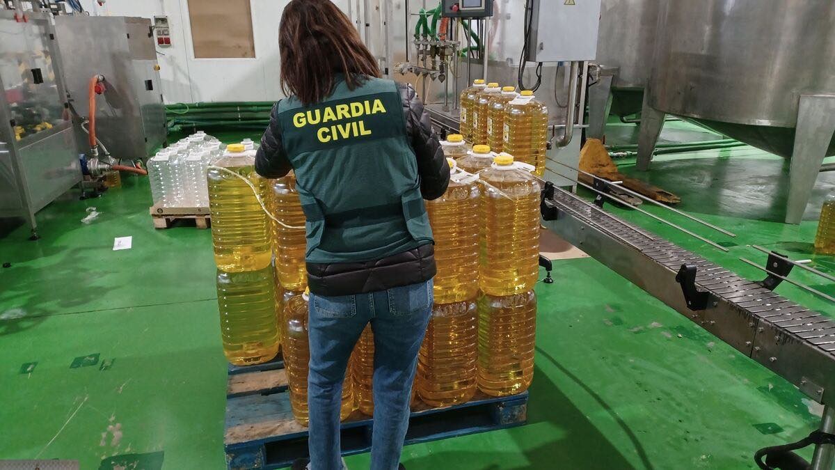 Tráfico de aceite de oliva: dos detenidos por vender aceite fraudulento