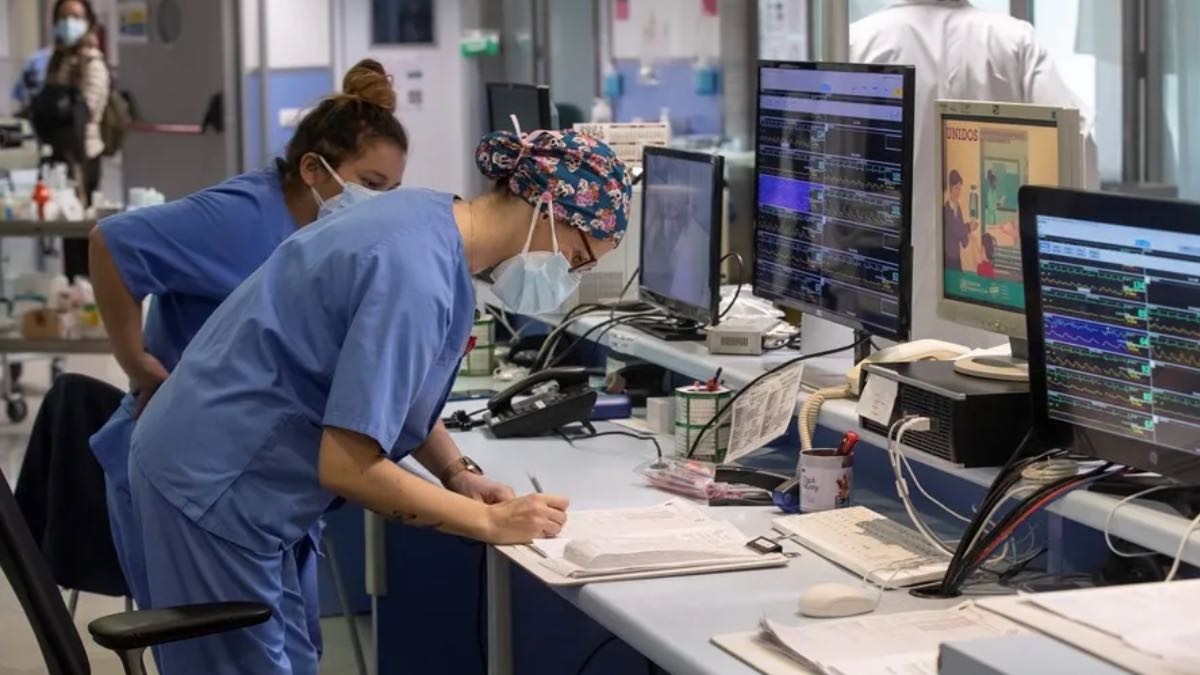 Un hombre amenaza a su médico con un hacha y lanza varios petardos en el centro de salud tras recibir el alta