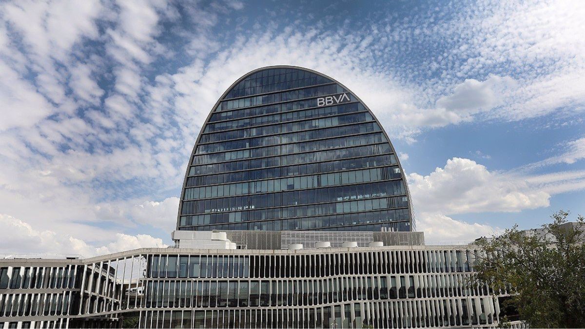 BBVA va a contratar a 2.700 personas en 2024 y activa nuevas ofertas con empleo fijo