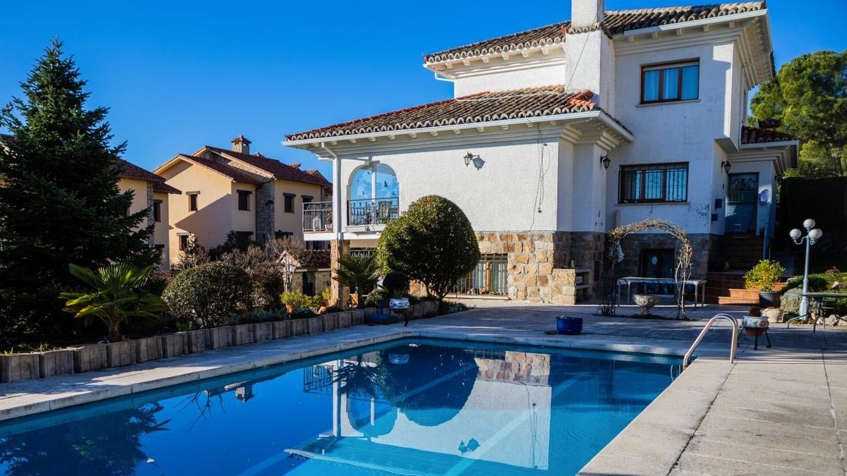 CaixaBank necesita vender pisos, casas y chalet con piscinas: los hay en buen estado desde 19.700 euros