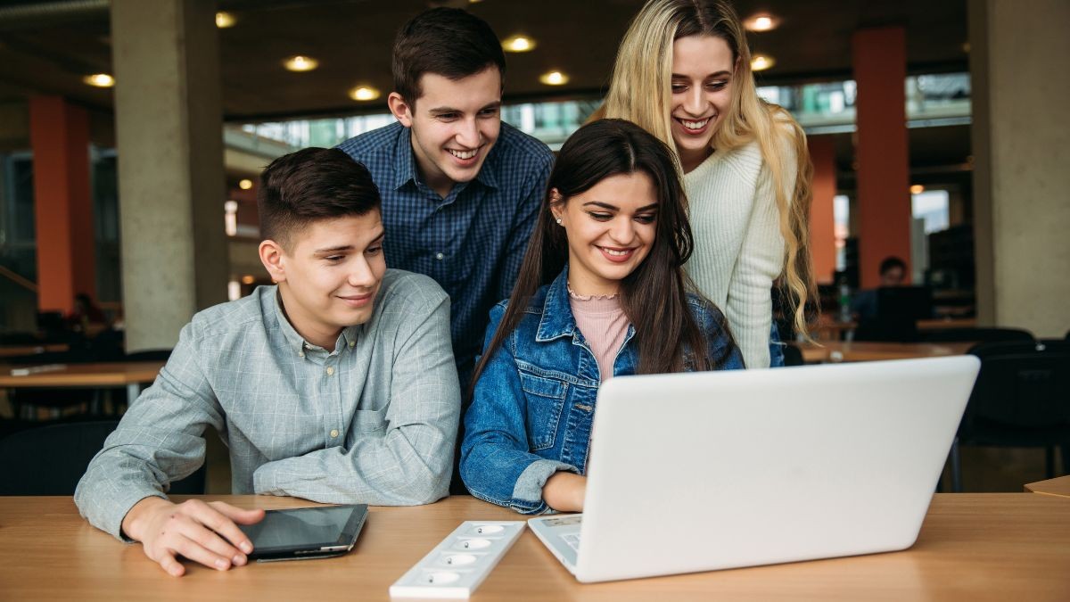 Las 10 carreras universitarias con más opciones de conseguir empleo en 2024