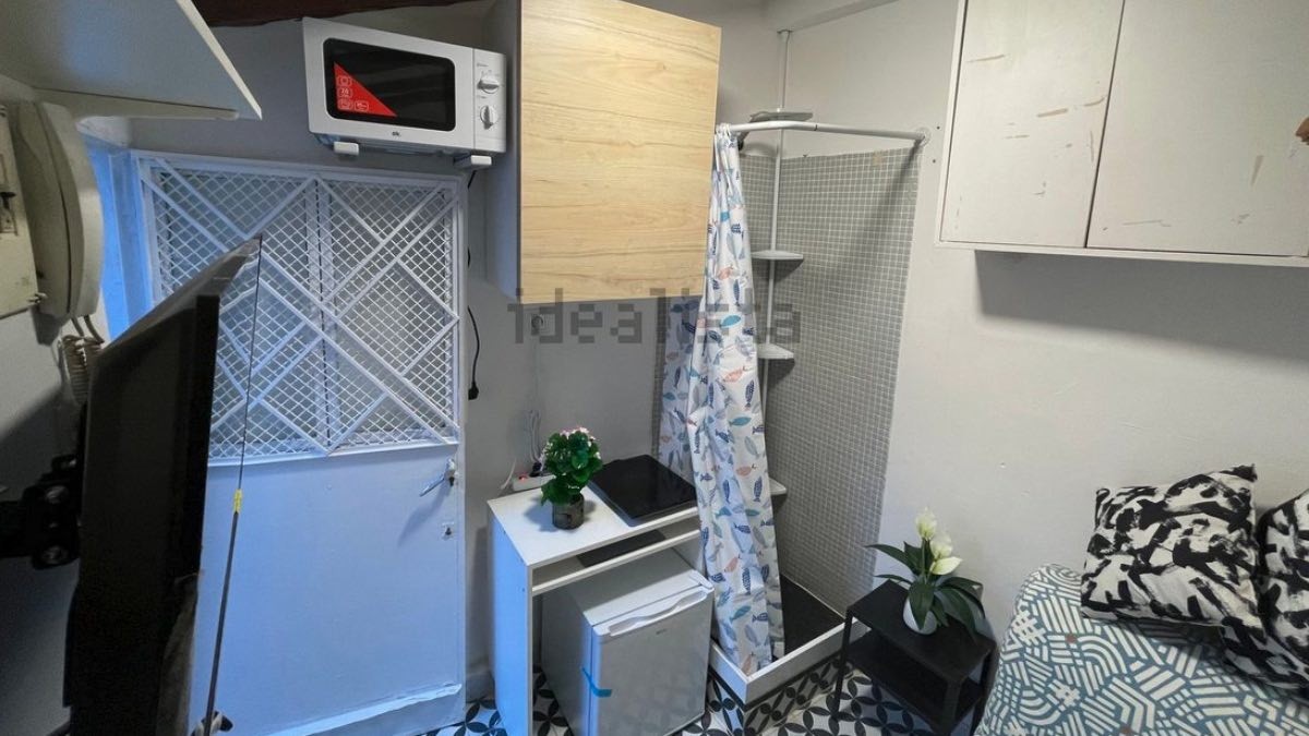El alquiler de un estudio de 8 metros cuadrados en Madrid por 400 euros y váter en el exterior