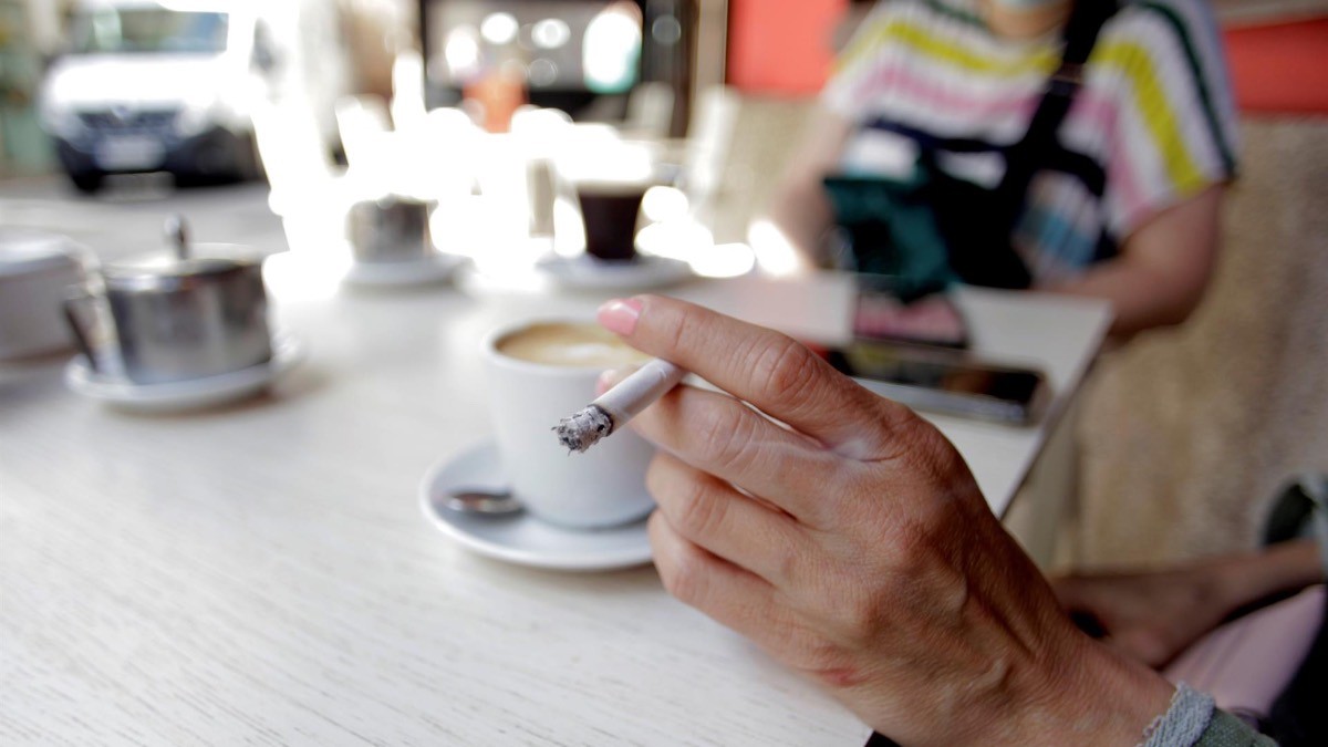 Sanidad avanza con la prohibición de fumar en terrazas y coches y subir el precio del tabaco