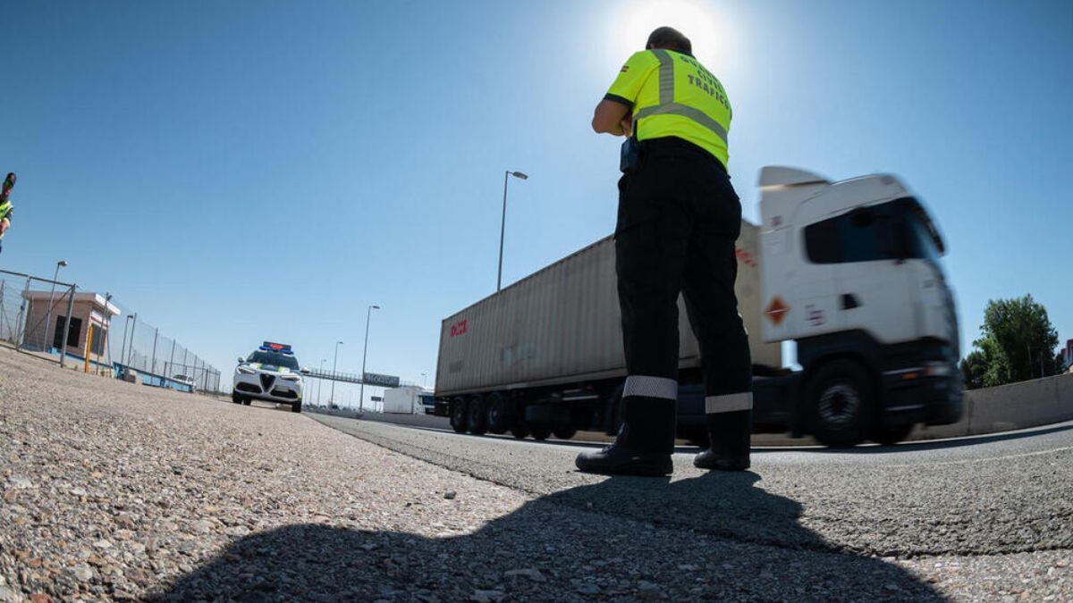 Dos agentes de la Guardia Civil mueren arrollados por un camión mientras trabajaban en un control