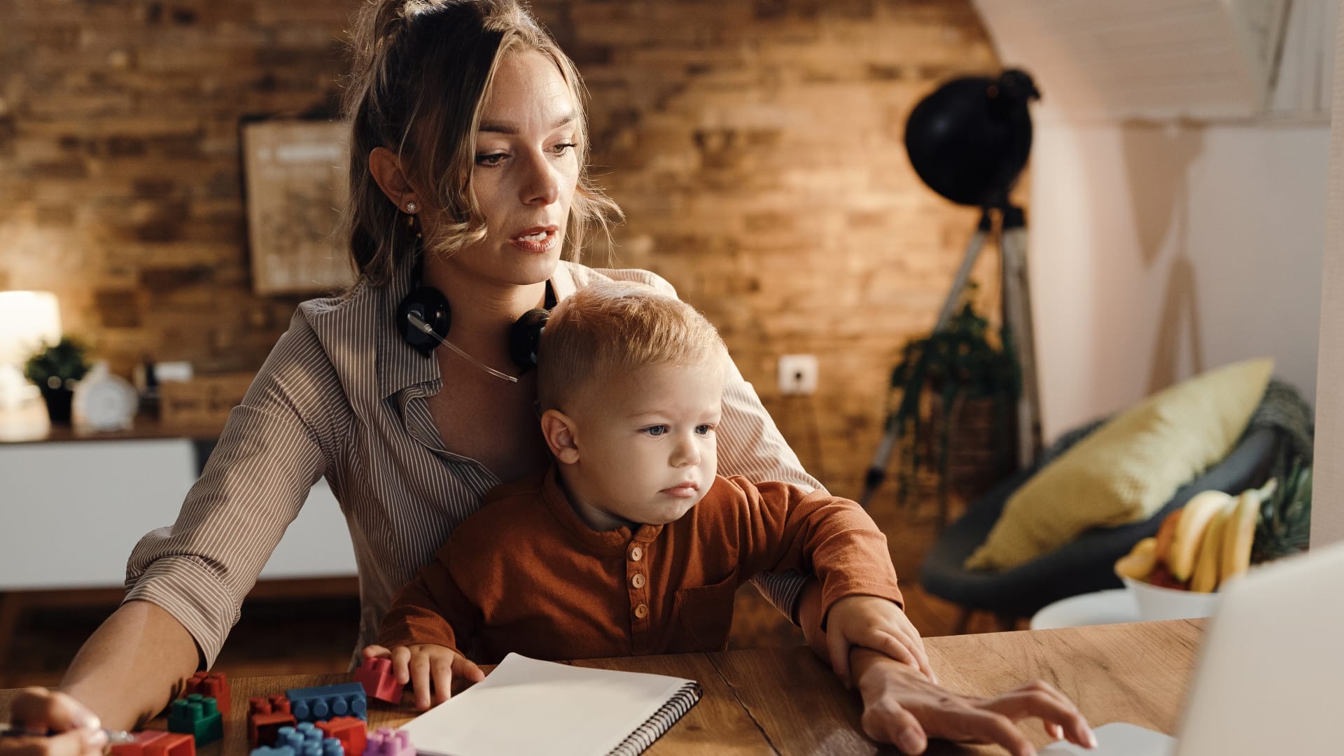 Las ayudas que pueden pedir las madres trabajadoras a la Seguridad Social y Hacienda