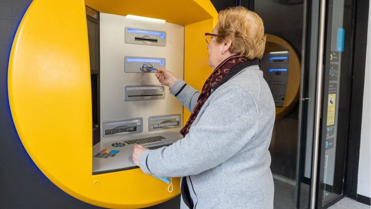 Caixabank tiene una buena noticia para los jubilados y pensionistas mayores de 65 años
