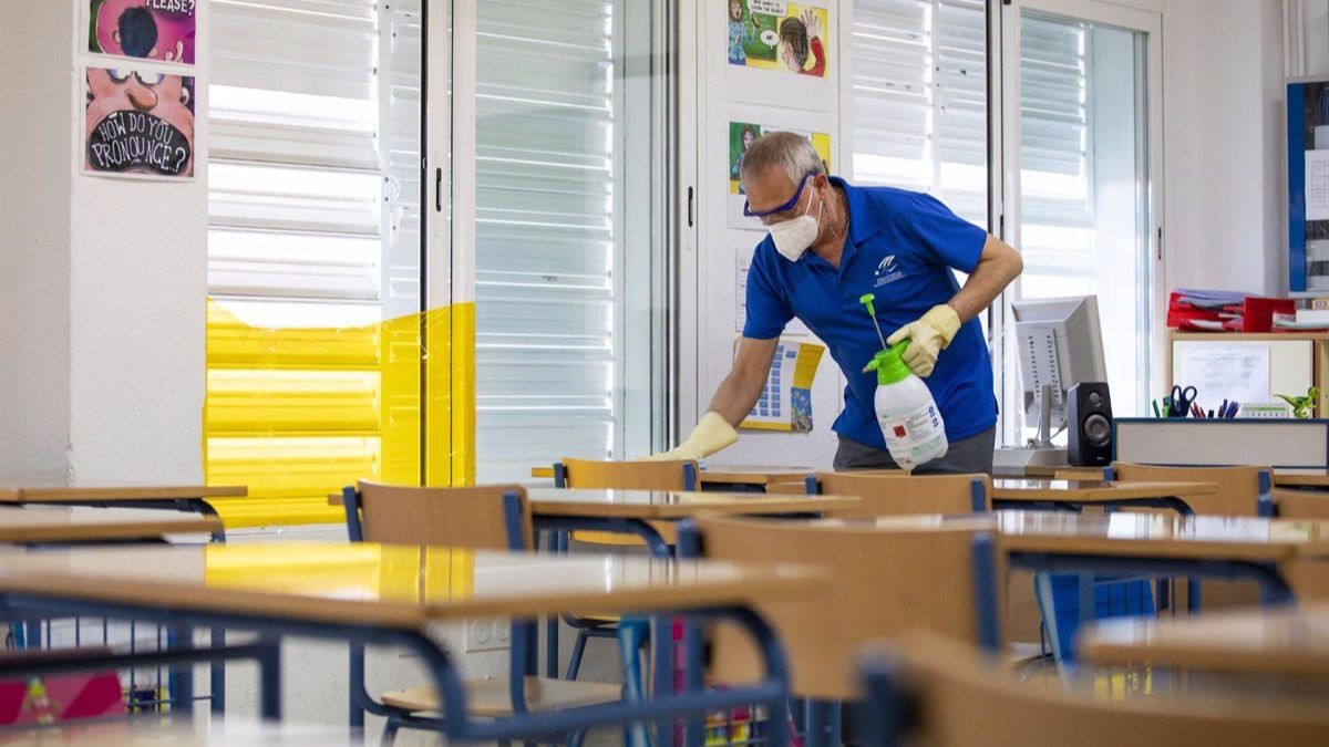 El SAE lanza 1.200 puestos con contrato indefinido: se necesita personal de limpieza