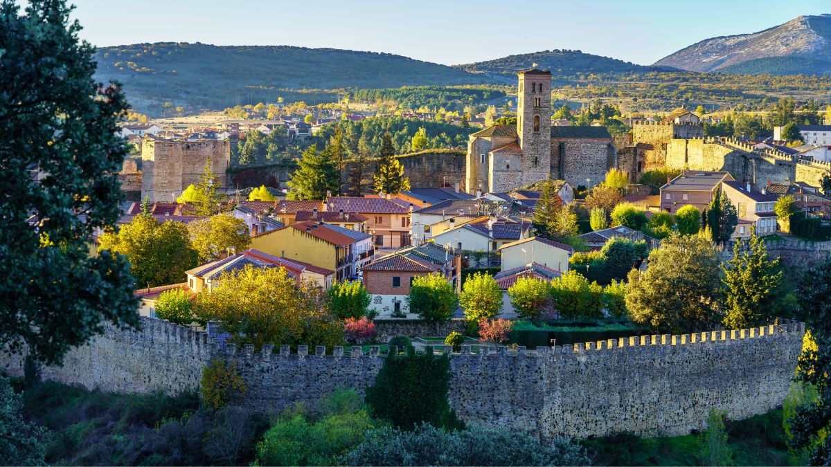 El pueblo medieval de calles empedradas con un enorme castillo que busca cuidadores