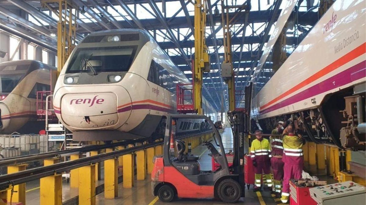 Sueldo superior a 40.000 euros y 40 días libres: Renfe publica 75 vacantes de empleo