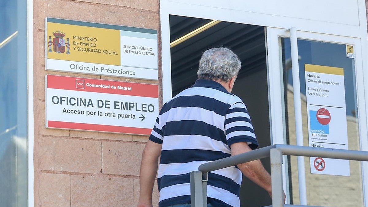 Cobrar el subsidio para mayores de 52 años y tener dinero en el banco: no cometas este error