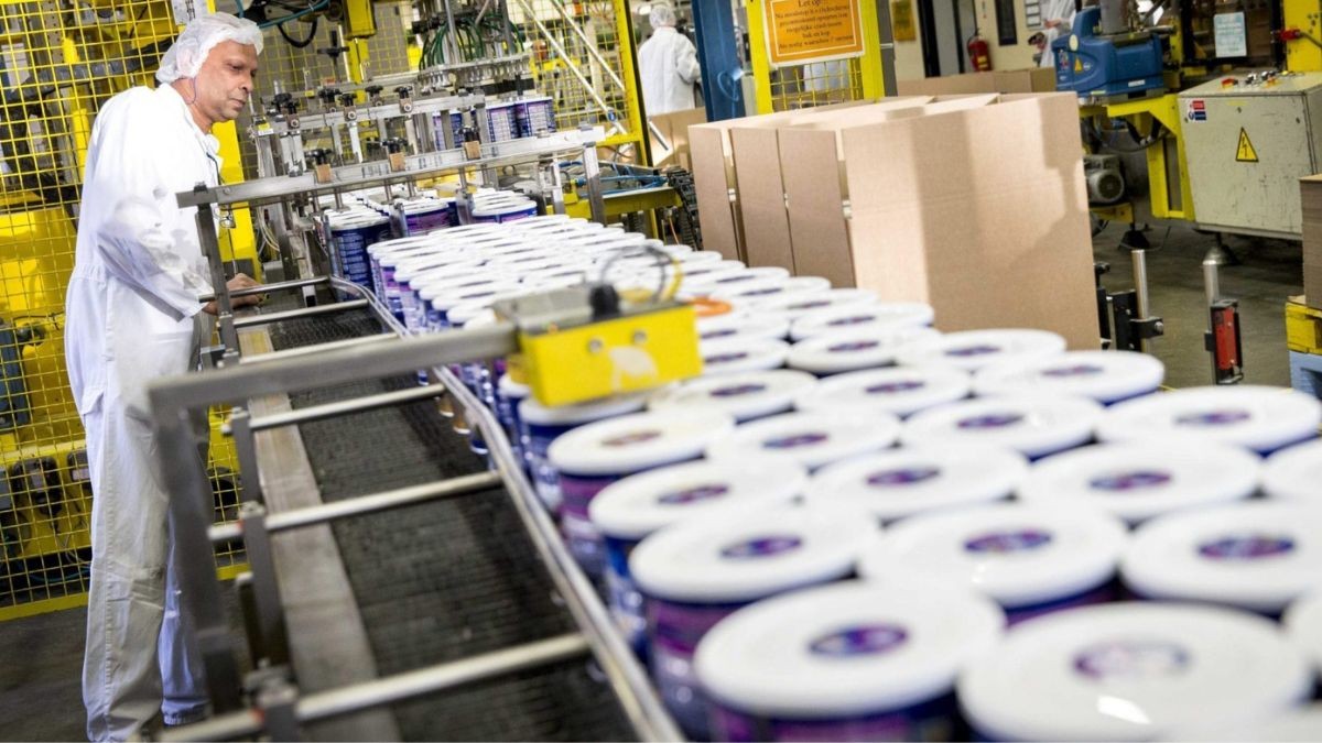 Un trabajador de Danone en la cadena de producción.