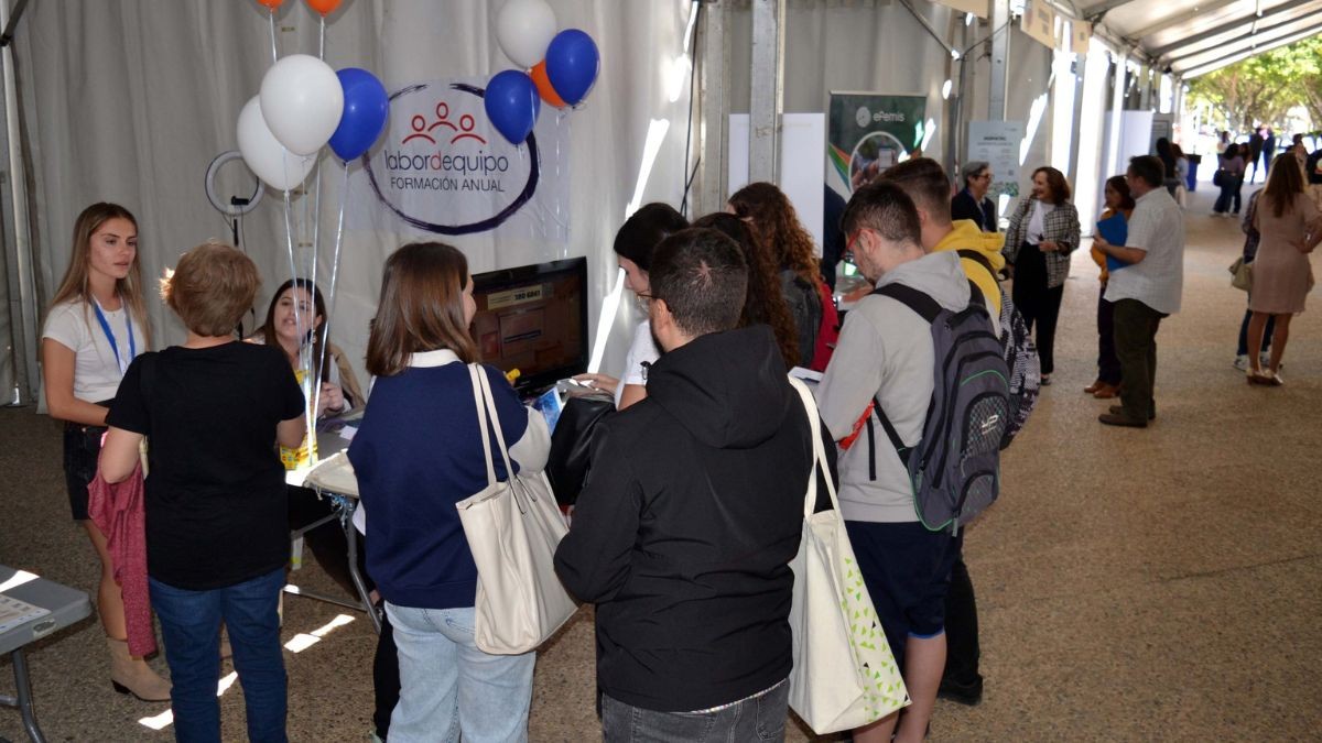 Alumnos durante la Feria de Empleo de la UAL 2023