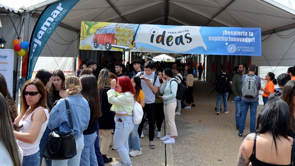 Alumnos durante la Feria de Ideas de la UAL 2023