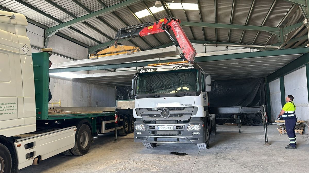 Un trabajador con un camión en la almazara