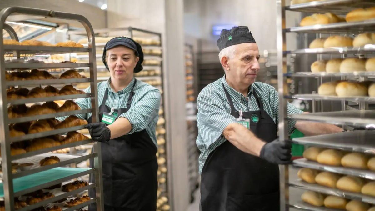 Dos empleados de Mercadona trabajando