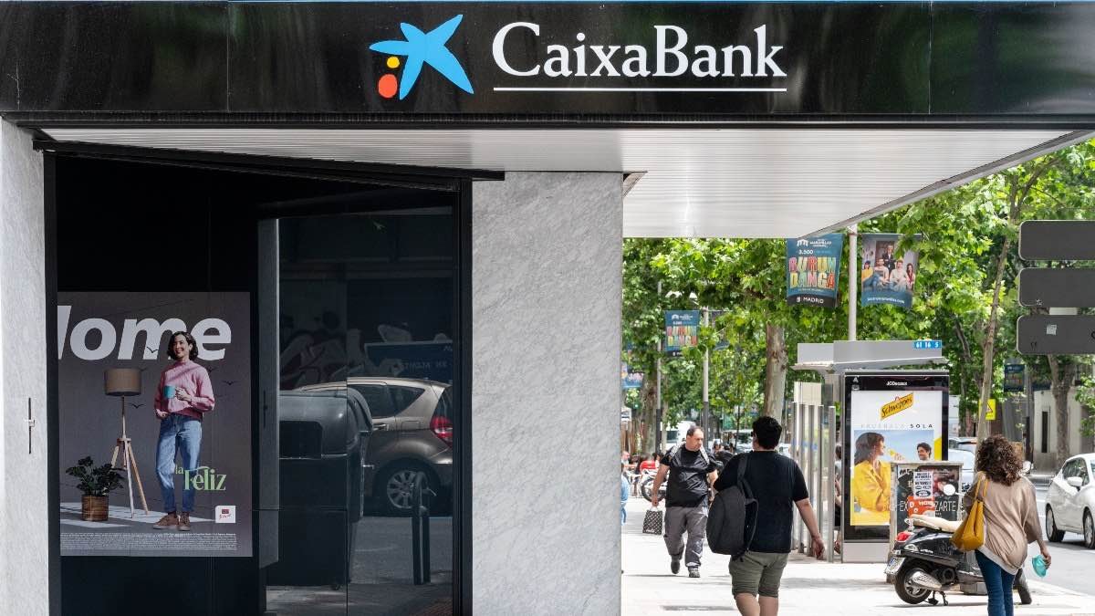CaixaBank te regala 400 euros o un Smart TV si tienes este sueldo