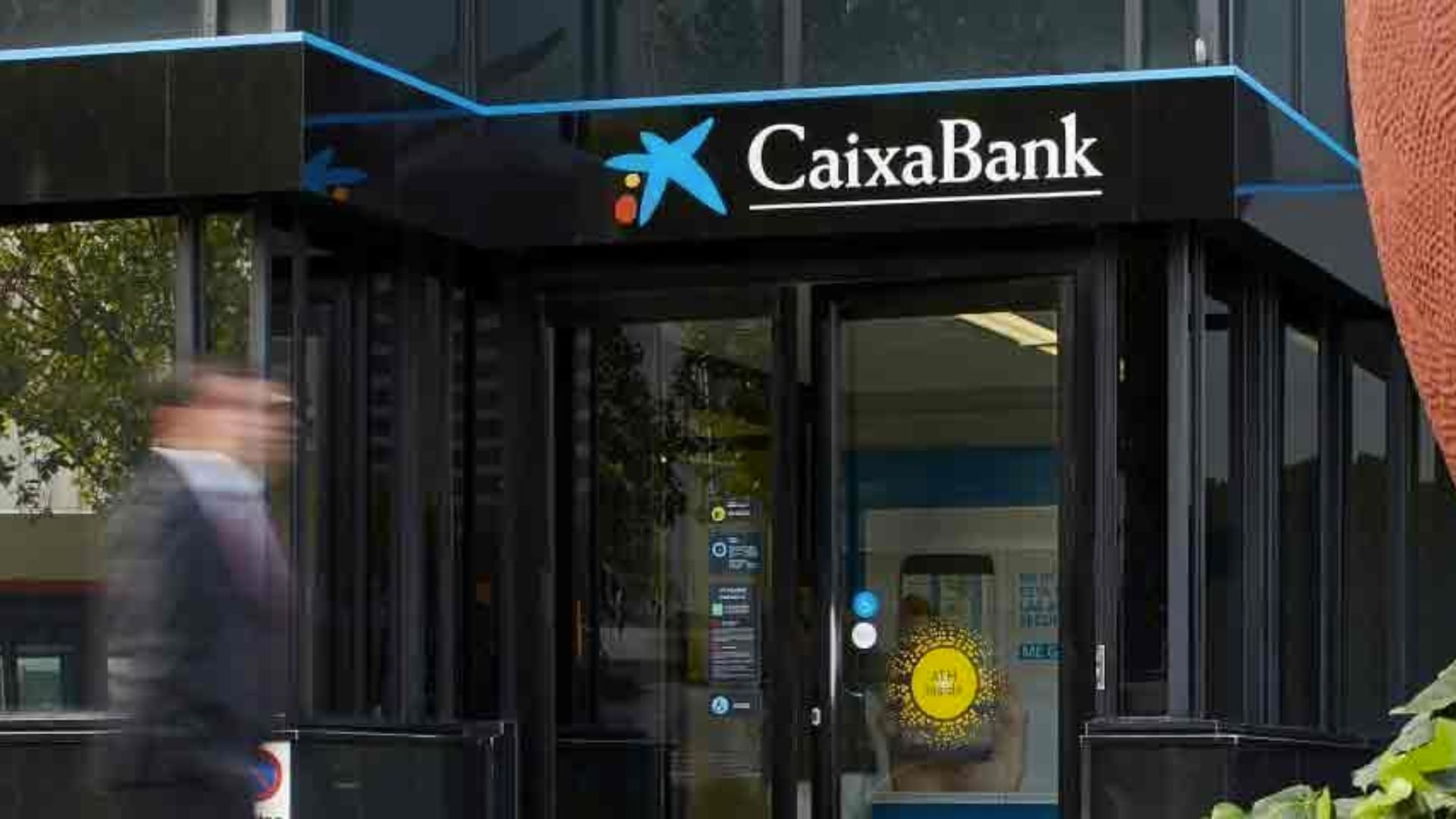 CaixaBank avisa a estos trabajadores y pensionistas para no cometer errores en la Renta