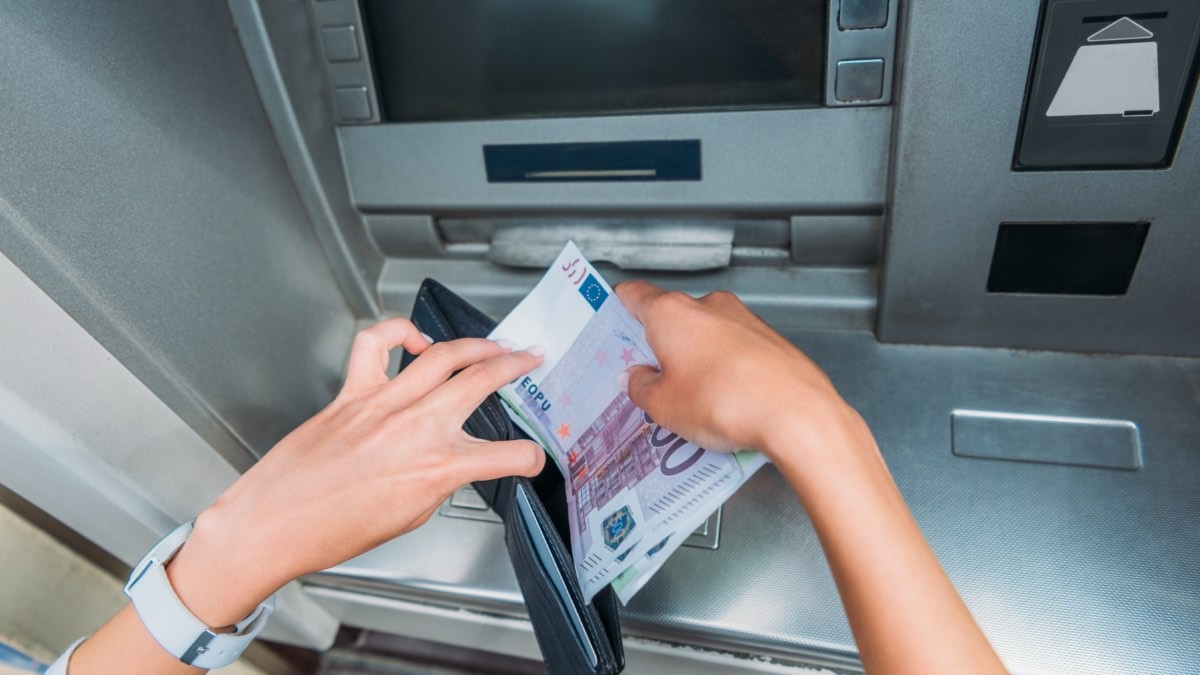 CaixaBank, BBVA, Santander ¿cuál es el límite de dinero diario que puedes retirar de un cajero?
