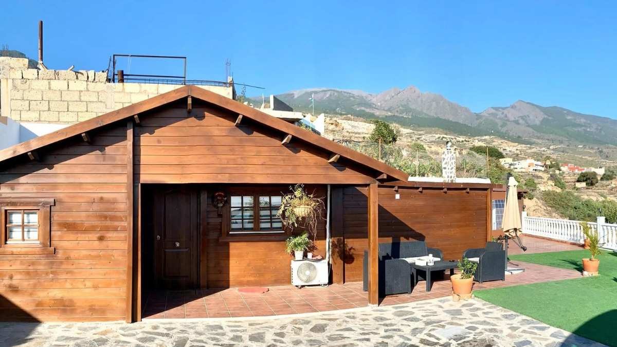 Esta casa prefabricada con 3 habitaciones, porche y salón de 30 metros se vende por 17.000 euros