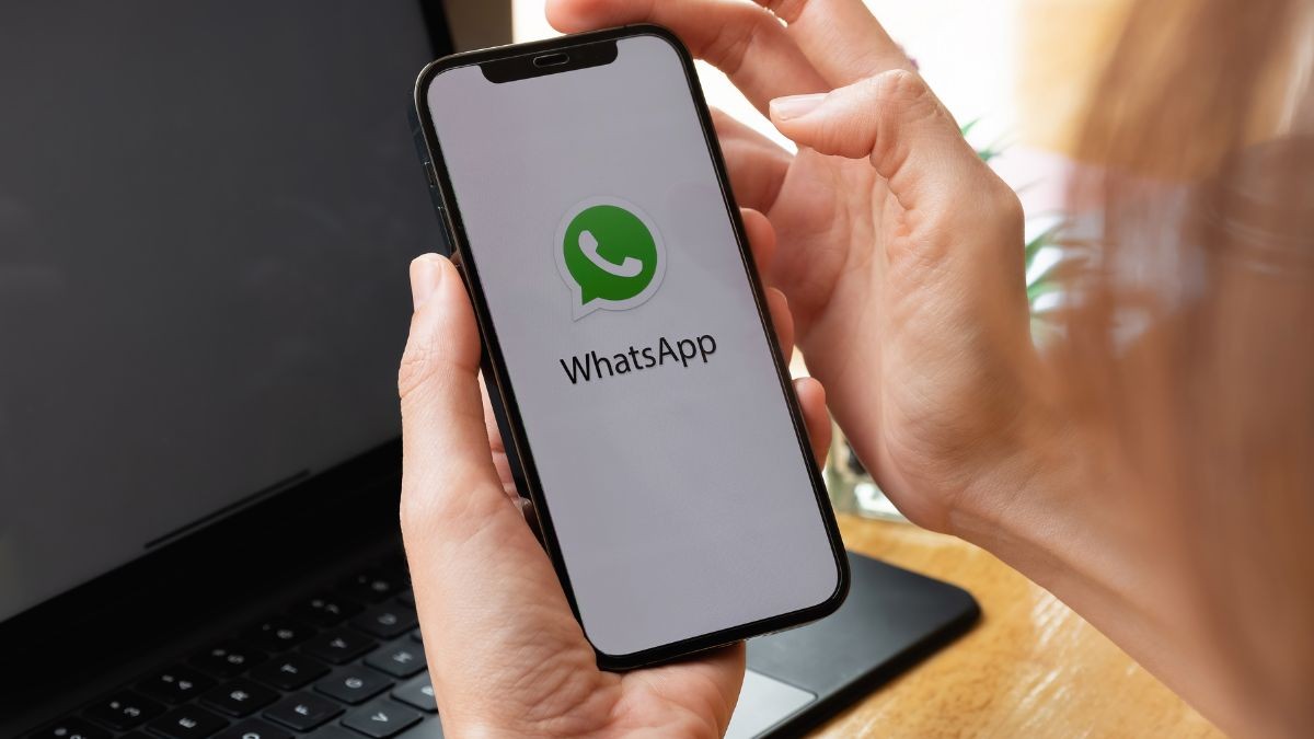 ¿Qué significa el icono de la doble flecha que aparece en WhatsApp?
