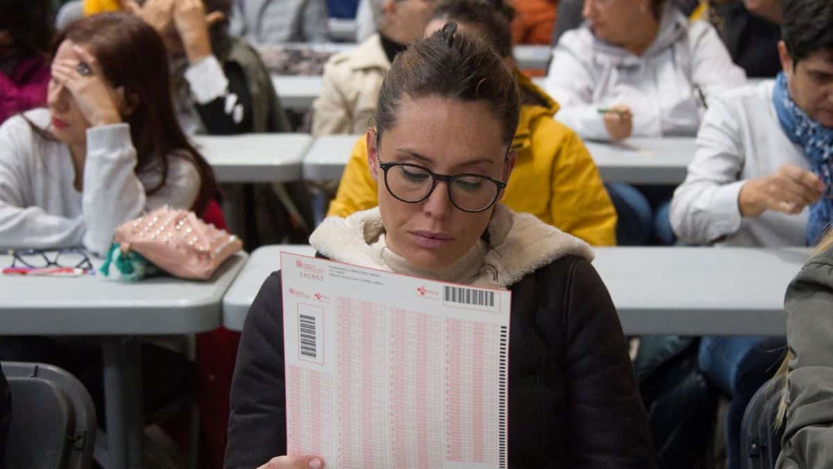 mujer hace examen oposiciones