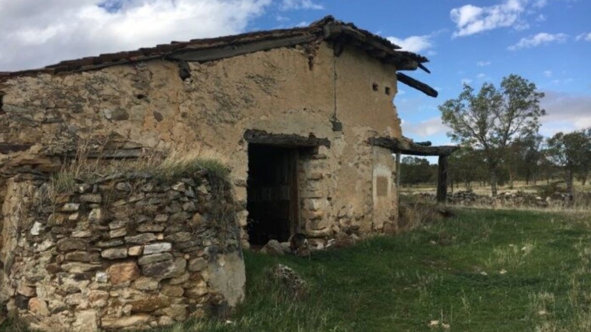 Se vende pueblo abandonado cerca de Madrid: 180.000 euros con 17 viviendas y un castillo