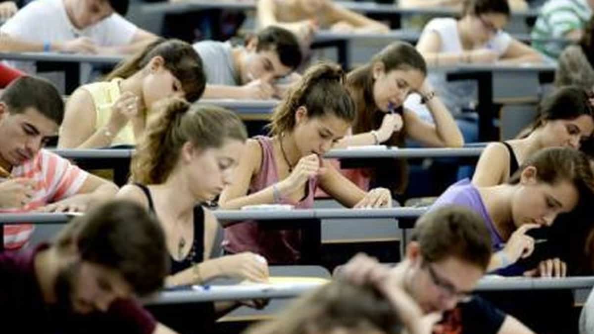 varias opositoras realizan un examen de una oposición
