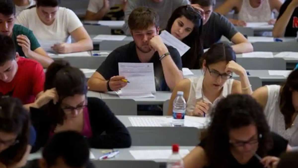 varios opositores hacen un examen