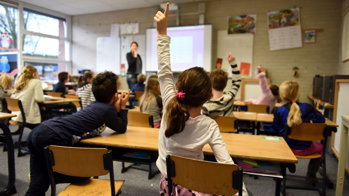Una maestra imparte clase en un aula