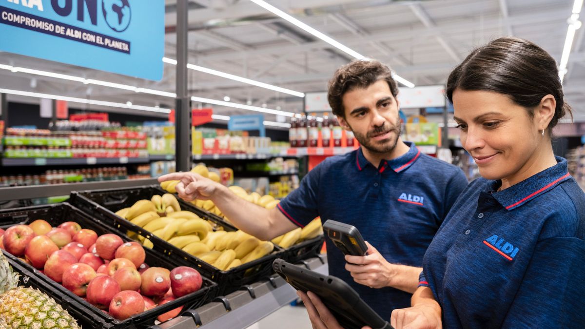 Dos trabajadores de Aldi.