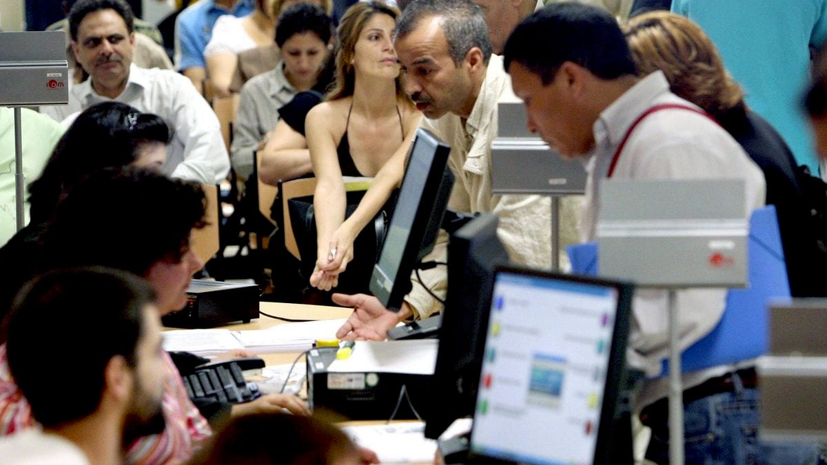 administrativos trabajando en un oficina de extranjería