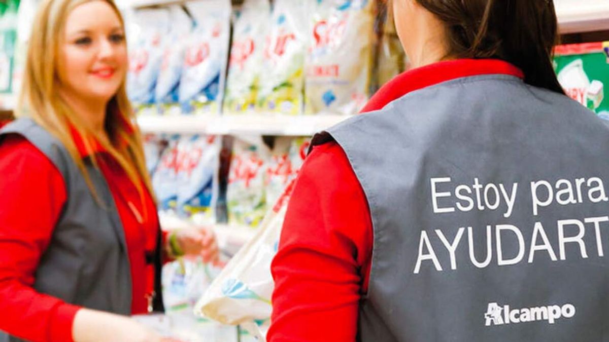 Dos trabajadoras de la sección de supermercados en Alcampo